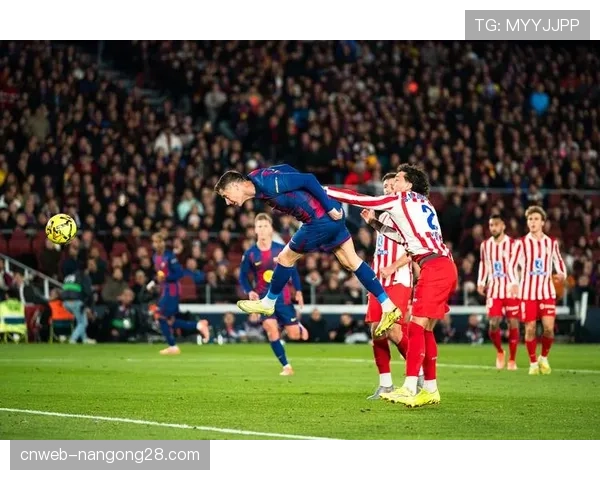 西甲现场：巴萨对阵马竞，诺坎普球迷巨型TIFO致敬传奇哈维