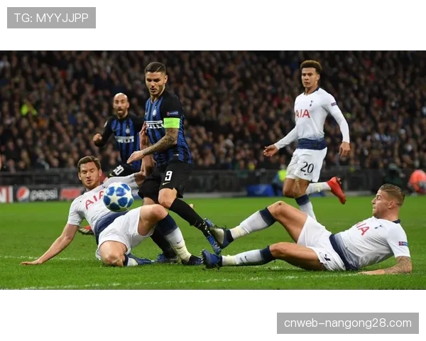 热刺主场北看季末票开售，球迷雨中排队等待购票